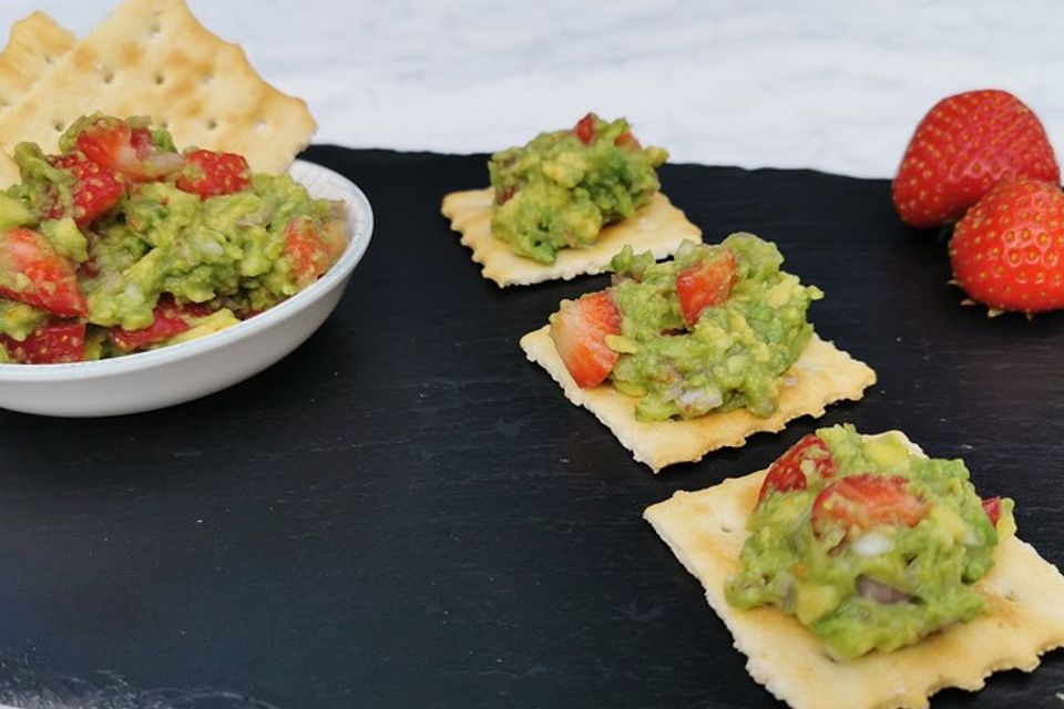 Guacamole mit Erdbeeren und Basilikum