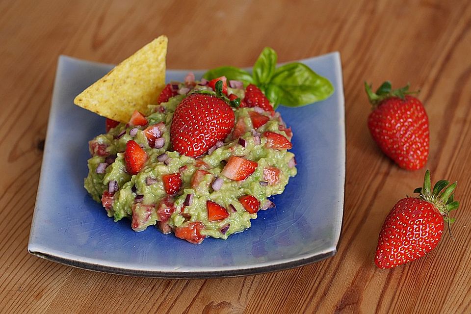 Guacamole mit Erdbeeren und Basilikum