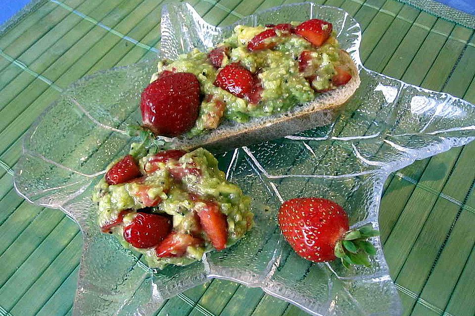 Guacamole mit Erdbeeren und Basilikum