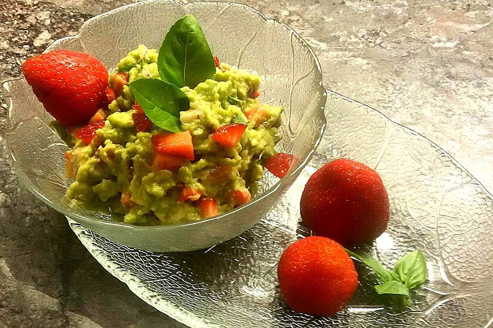 Guacamole mit Erdbeeren und Basilikum