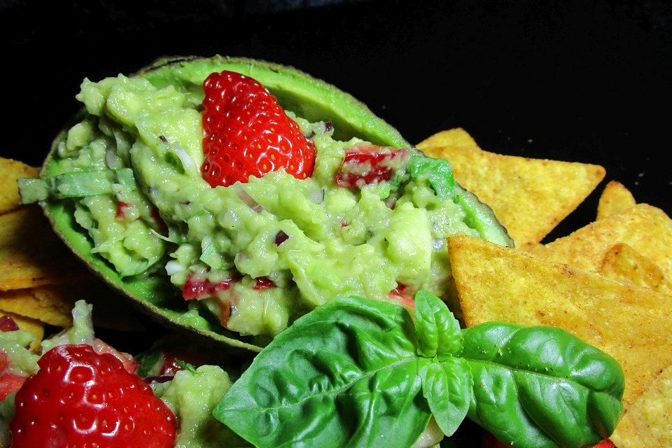 Guacamole mit Erdbeeren und Basilikum