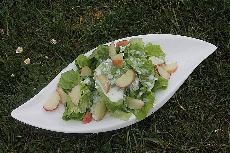 Kopfsalat mit Weinbergpfirsichen und Cashewkernen