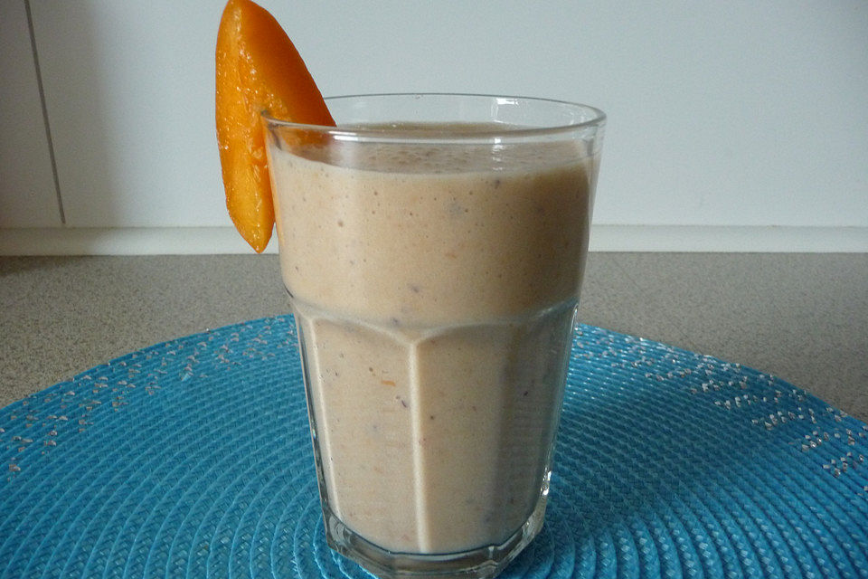 Aprikosen-Weinbergpfirsich-Smoothie