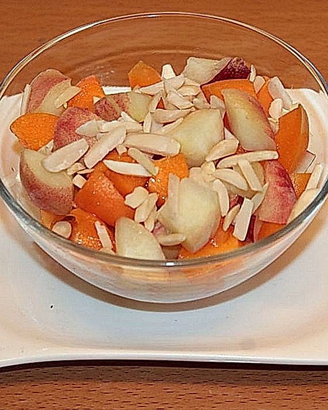 Weinbergpfirsich-Aprikosen-Salat mit Mandeln