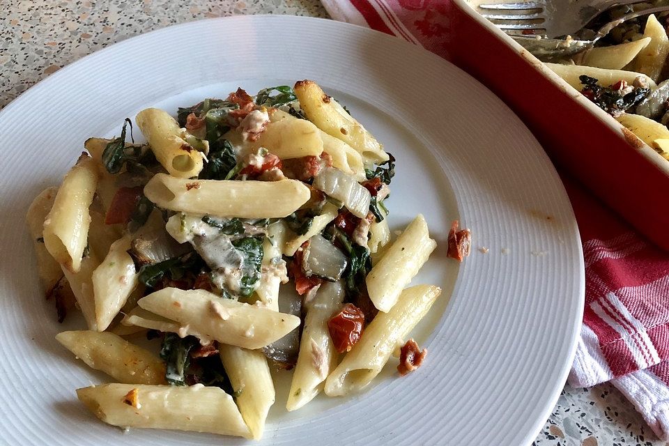 Penne mit Mangold, Thunfisch und Gorgonzola überbacken