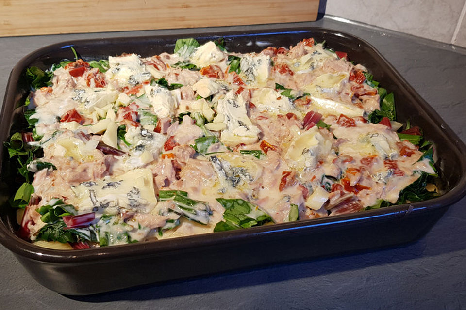 Penne mit Mangold, Thunfisch und Gorgonzola überbacken