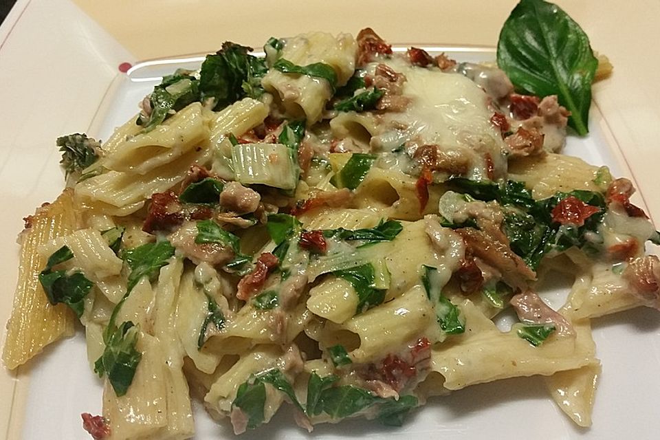 Penne mit Mangold, Thunfisch und Gorgonzola überbacken