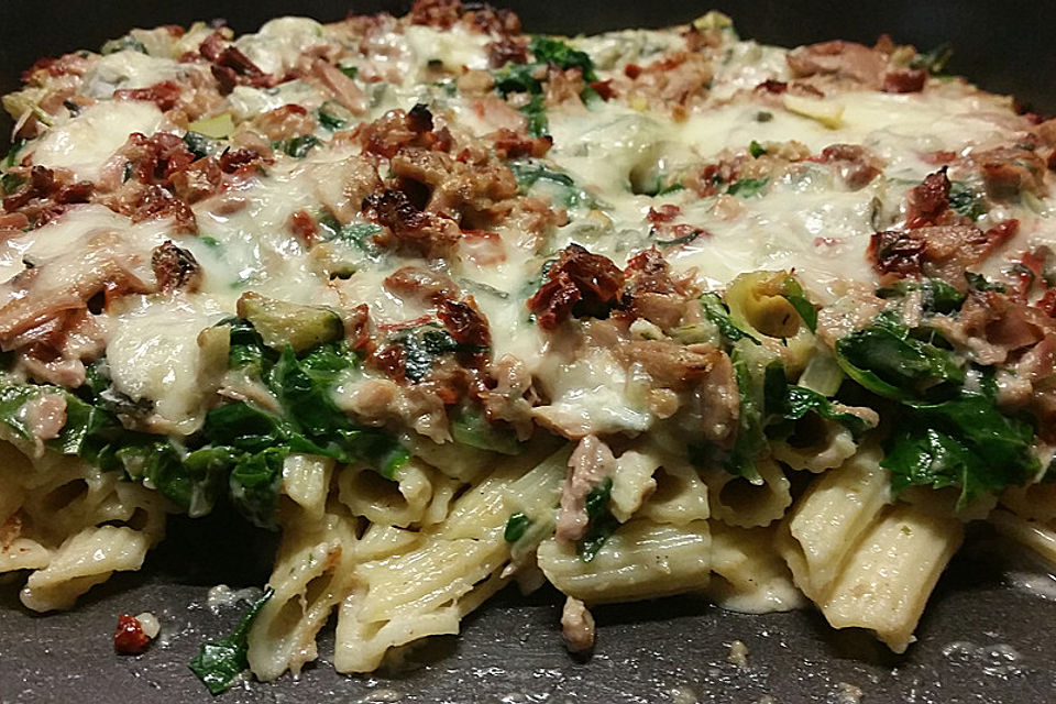 Penne mit Mangold, Thunfisch und Gorgonzola überbacken