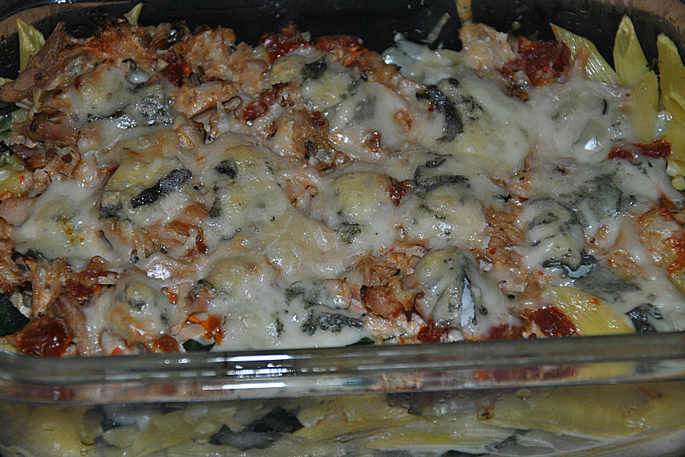 Penne mit Mangold, Thunfisch und Gorgonzola überbacken