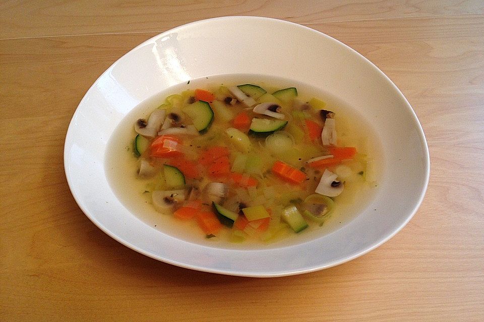 Sommerfrische Gemüsesuppe