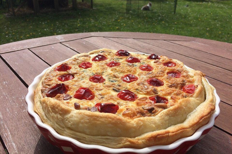 Quiche mit Spinat, Feta, Tomaten und Pinienkernen