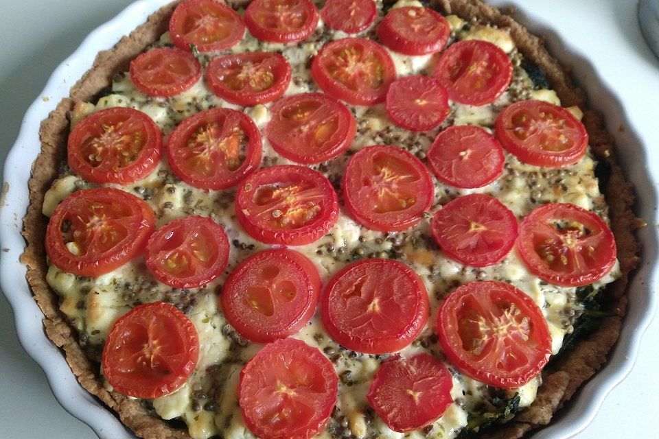 Quiche mit Spinat, Feta, Tomaten und Pinienkernen