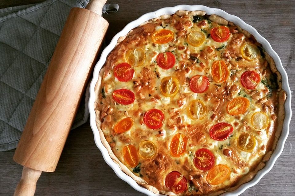 Quiche mit Spinat, Feta, Tomaten und Pinienkernen