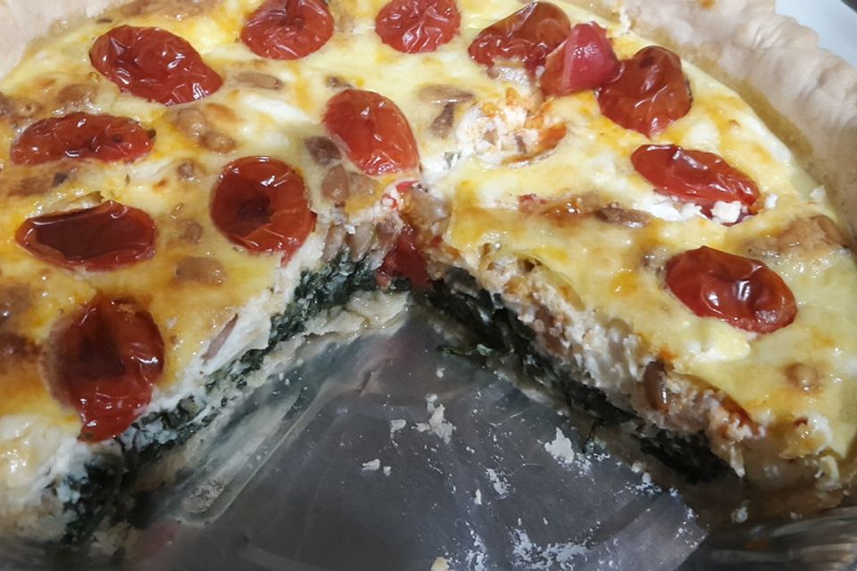 Quiche mit Spinat, Feta, Tomaten und Pinienkernen