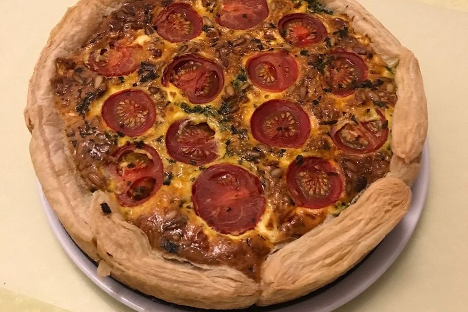 Quiche mit Spinat, Feta, Tomaten und Pinienkernen