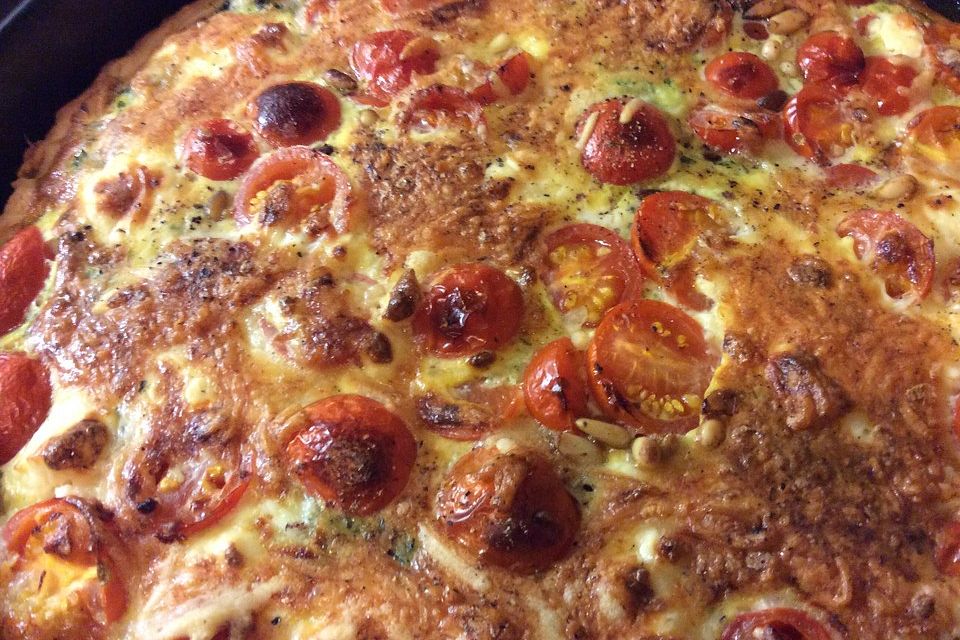 Quiche mit Spinat, Feta, Tomaten und Pinienkernen