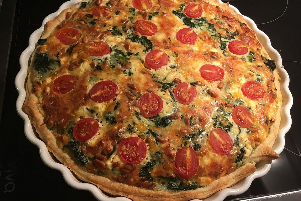 Quiche mit Spinat, Feta, Tomaten und Pinienkernen