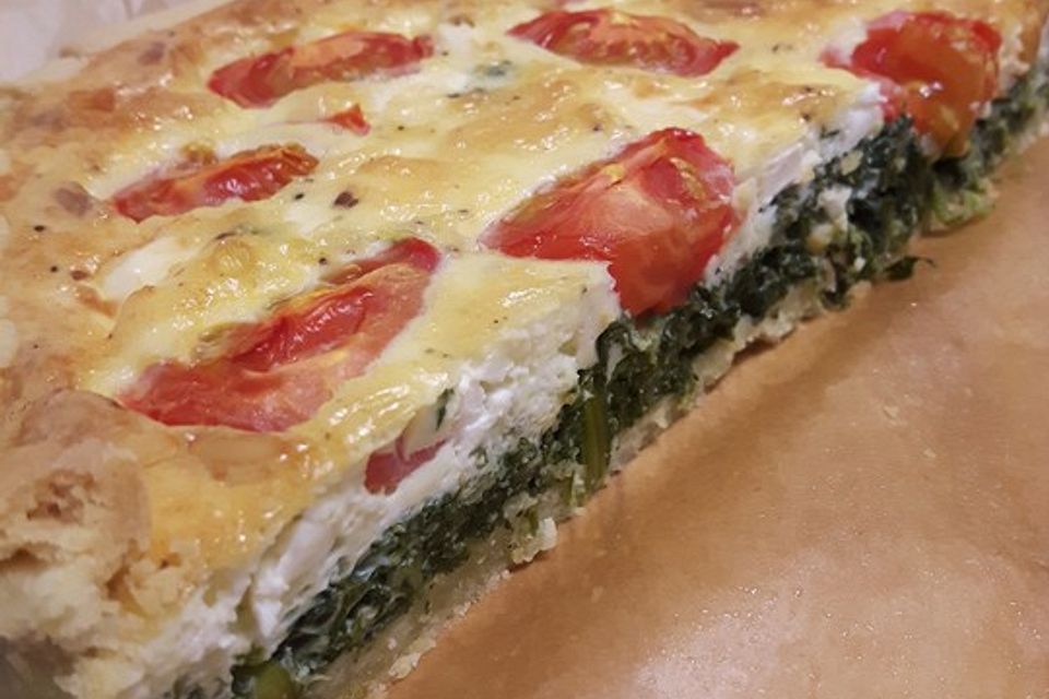 Quiche mit Spinat, Feta, Tomaten und Pinienkernen