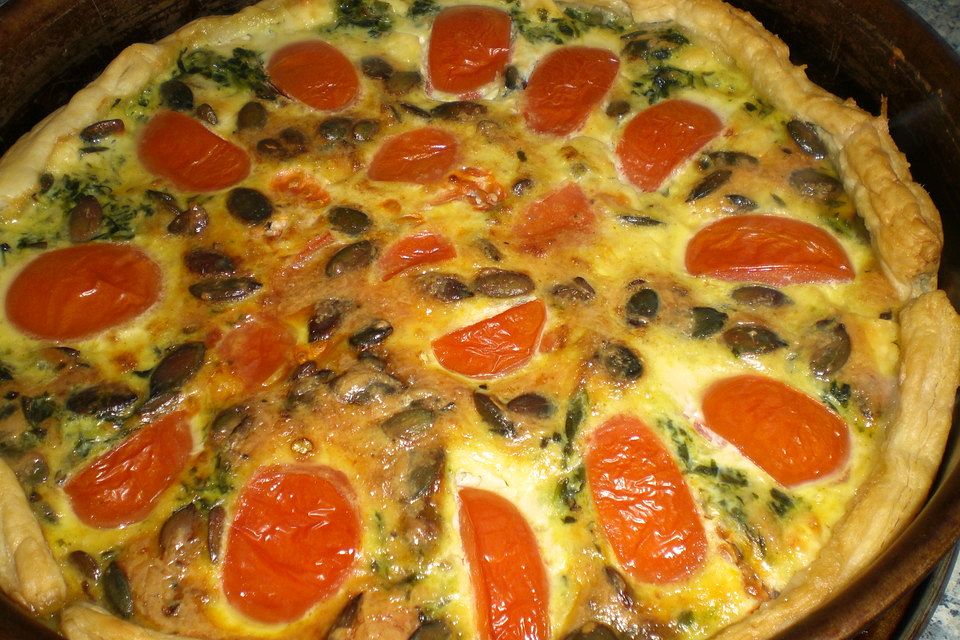 Quiche mit Spinat, Feta, Tomaten und Pinienkernen