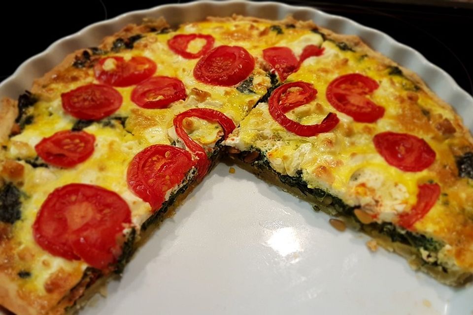 Quiche mit Spinat, Feta, Tomaten und Pinienkernen