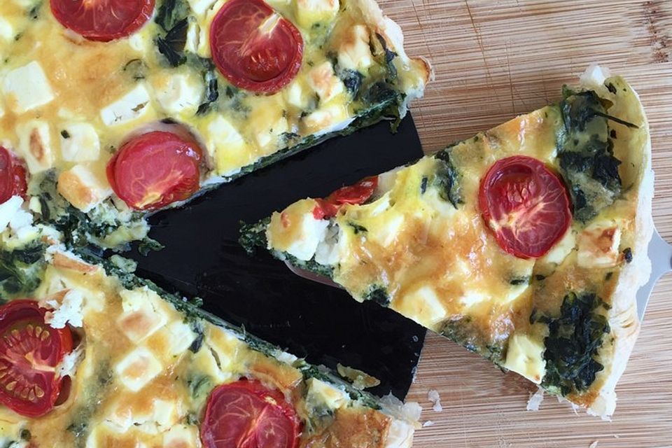 Quiche mit Spinat, Feta, Tomaten und Pinienkernen