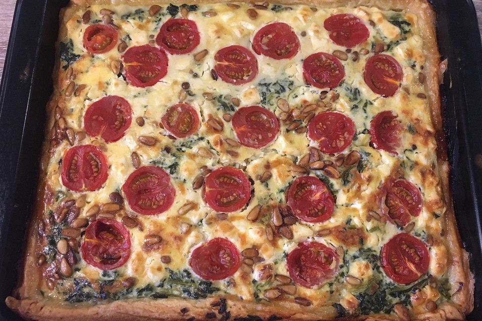 Quiche mit Spinat, Feta, Tomaten und Pinienkernen