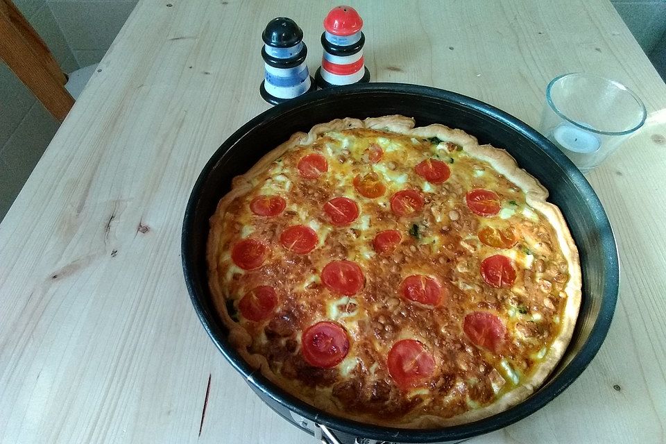 Quiche mit Spinat, Feta, Tomaten und Pinienkernen