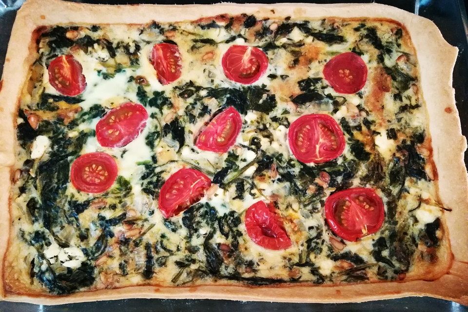 Quiche mit Spinat, Feta, Tomaten und Pinienkernen