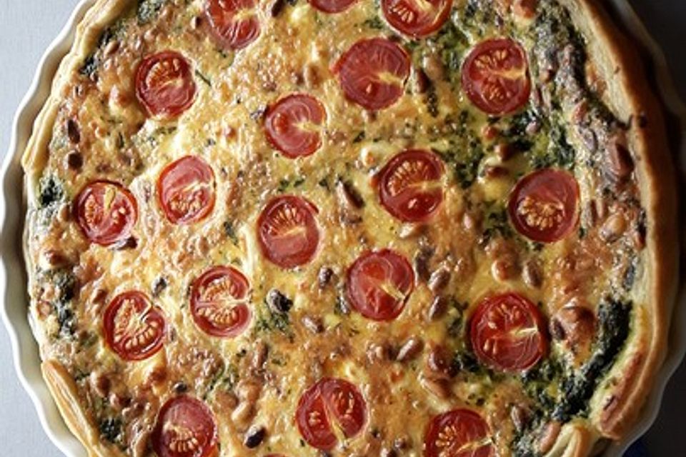 Quiche mit Spinat, Feta, Tomaten und Pinienkernen