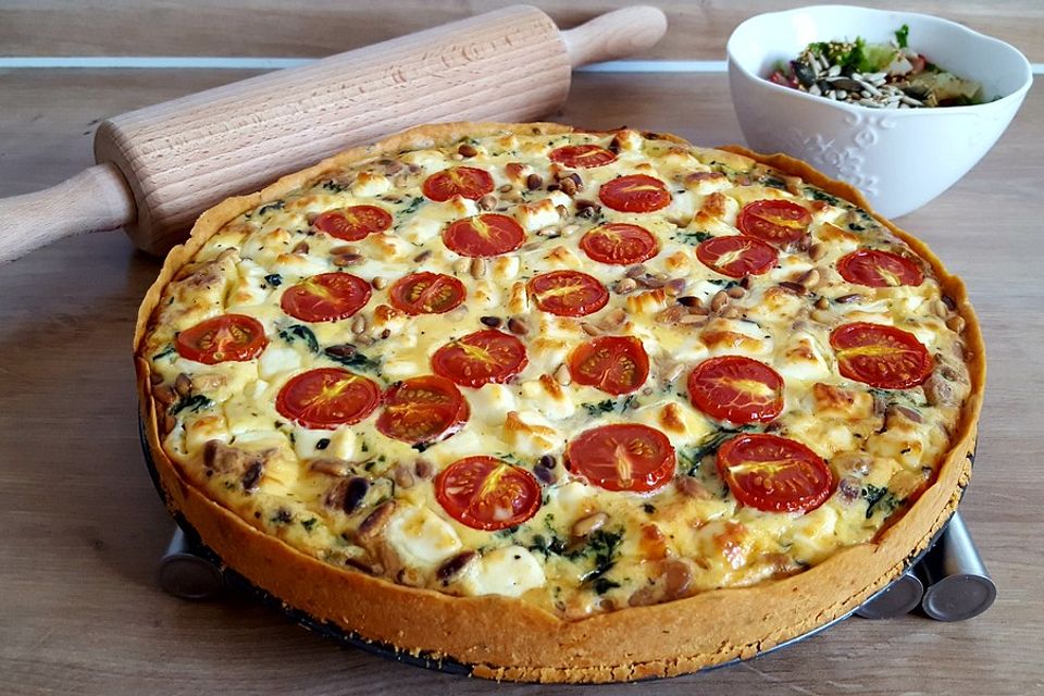 Quiche mit Spinat, Feta, Tomaten und Pinienkernen