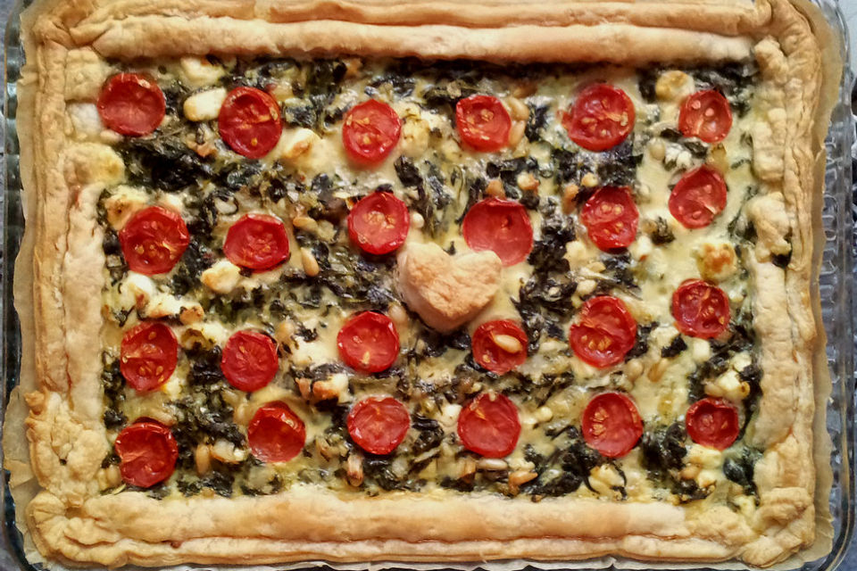 Quiche mit Spinat, Feta, Tomaten und Pinienkernen