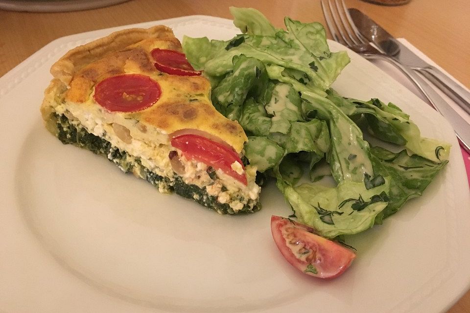 Quiche mit Spinat, Feta, Tomaten und Pinienkernen