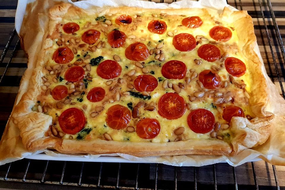 Quiche mit Spinat, Feta, Tomaten und Pinienkernen