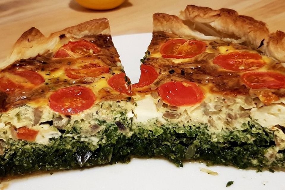 Quiche mit Spinat, Feta, Tomaten und Pinienkernen