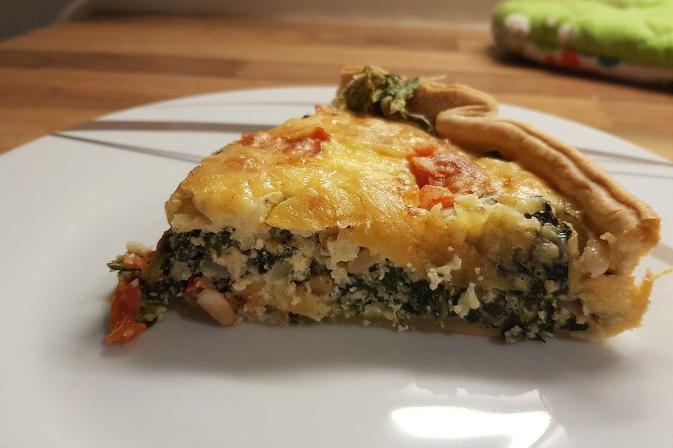 Quiche mit Spinat, Feta, Tomaten und Pinienkernen