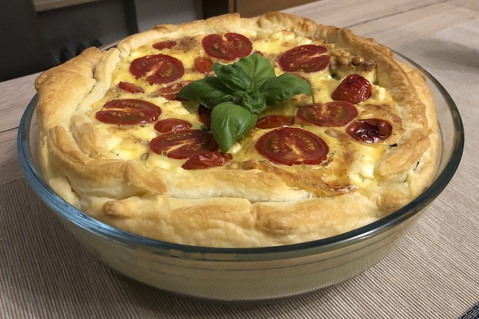 Quiche mit Spinat, Feta, Tomaten und Pinienkernen