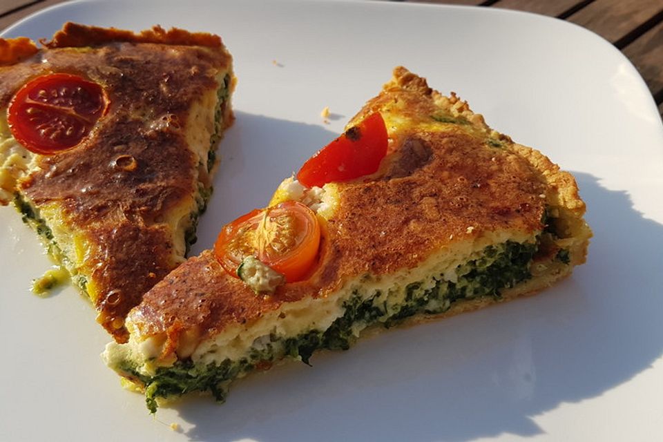 Quiche mit Spinat, Feta, Tomaten und Pinienkernen