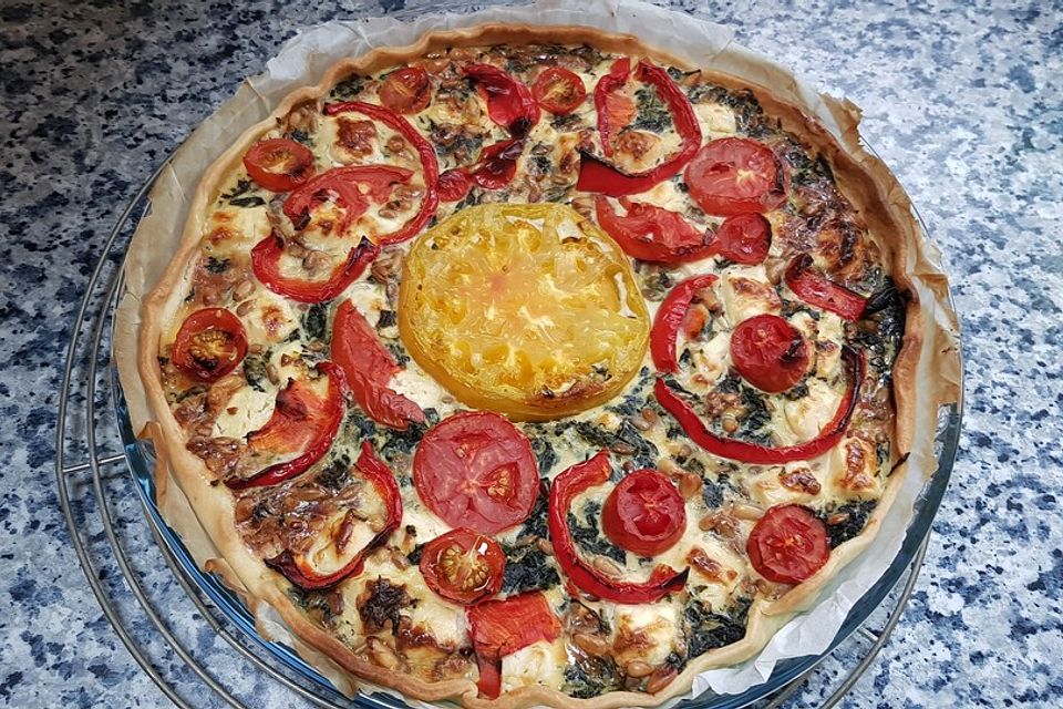 Quiche mit Spinat, Feta, Tomaten und Pinienkernen