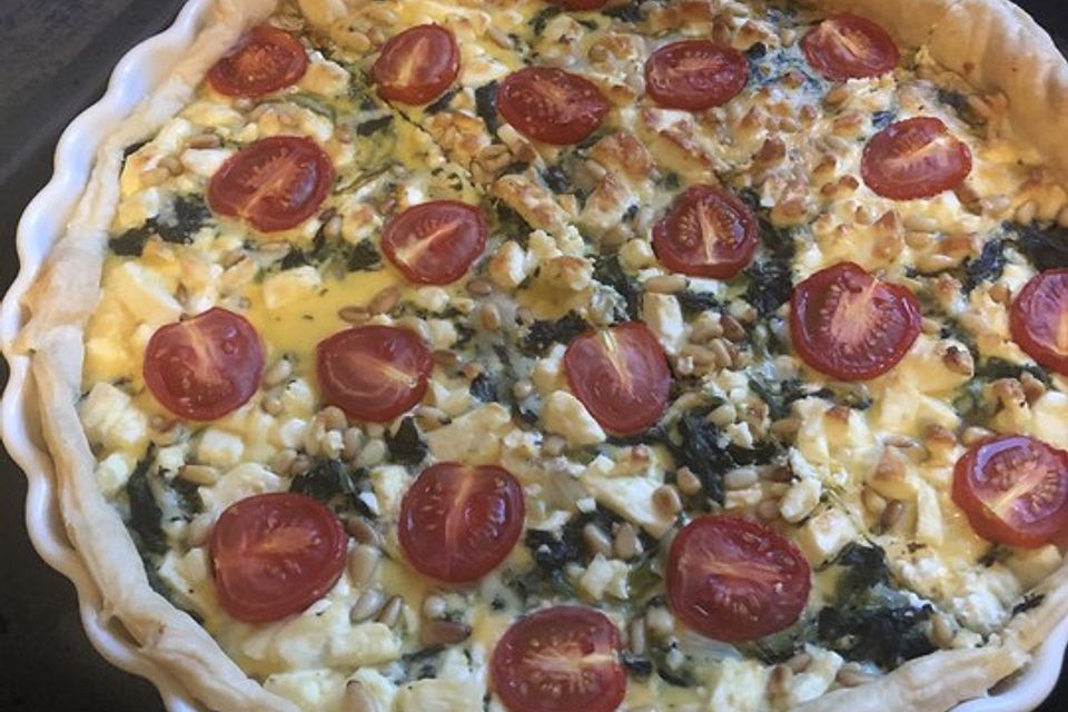 Quiche mit Spinat, Feta, Tomaten und Pinienkernen