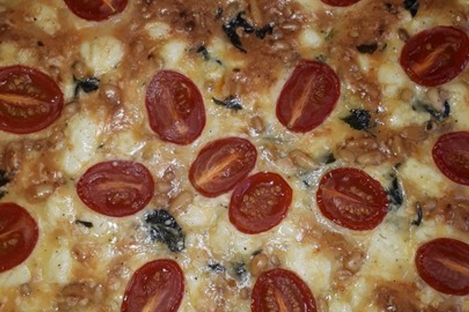 Quiche mit Spinat, Feta, Tomaten und Pinienkernen