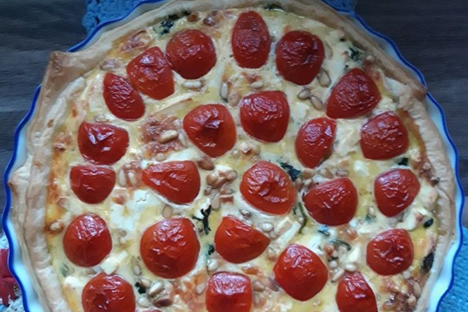 Quiche mit Spinat, Feta, Tomaten und Pinienkernen