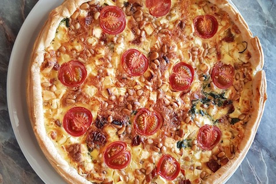 Quiche mit Spinat, Feta, Tomaten und Pinienkernen