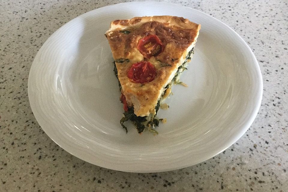 Quiche mit Spinat, Feta, Tomaten und Pinienkernen