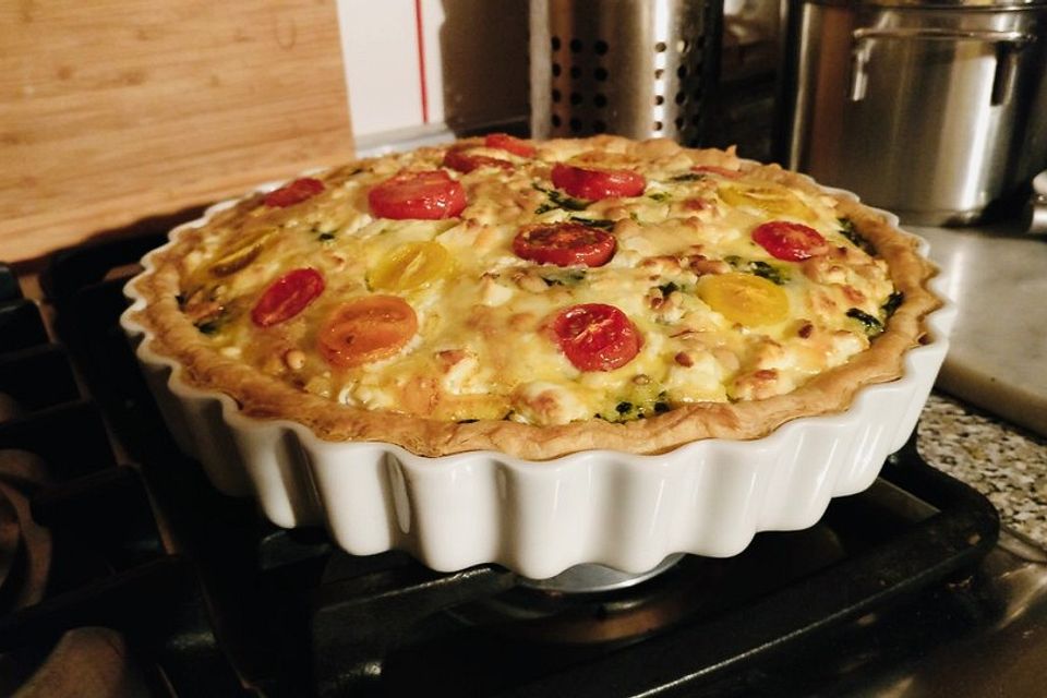 Quiche mit Spinat, Feta, Tomaten und Pinienkernen