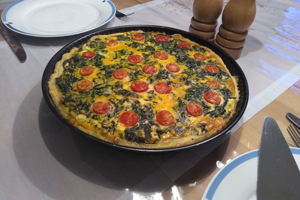 Quiche mit Spinat, Feta, Tomaten und Pinienkernen