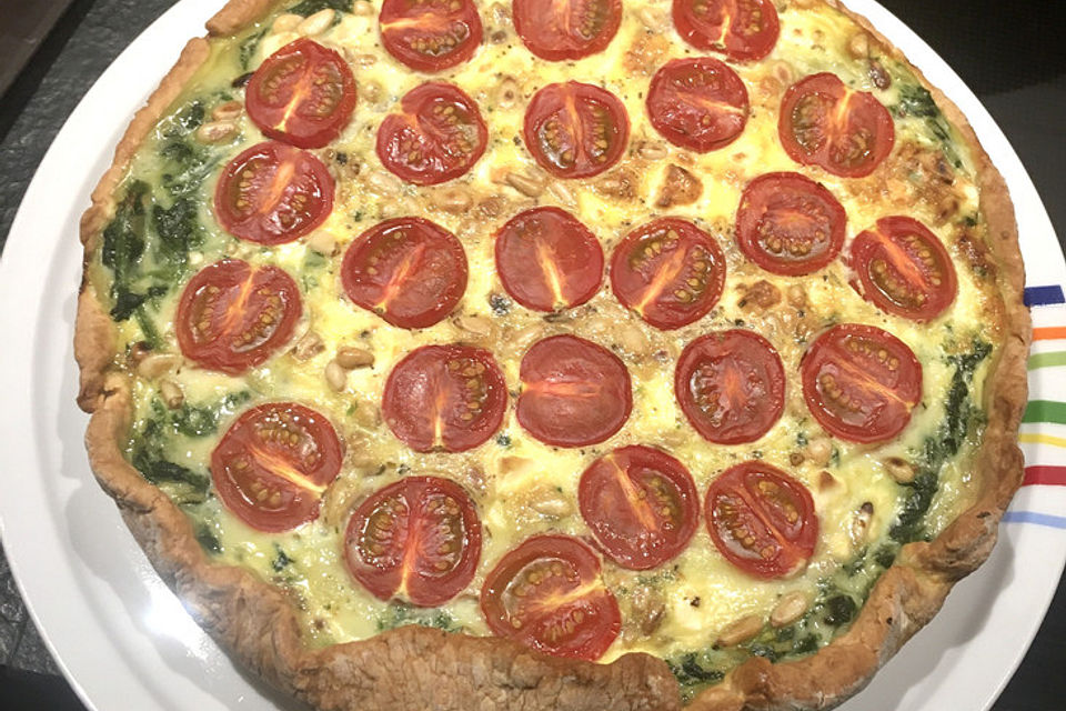 Quiche mit Spinat, Feta, Tomaten und Pinienkernen