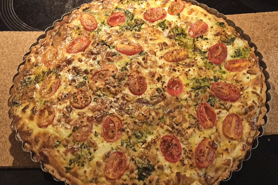 Quiche mit Spinat, Feta, Tomaten und Pinienkernen