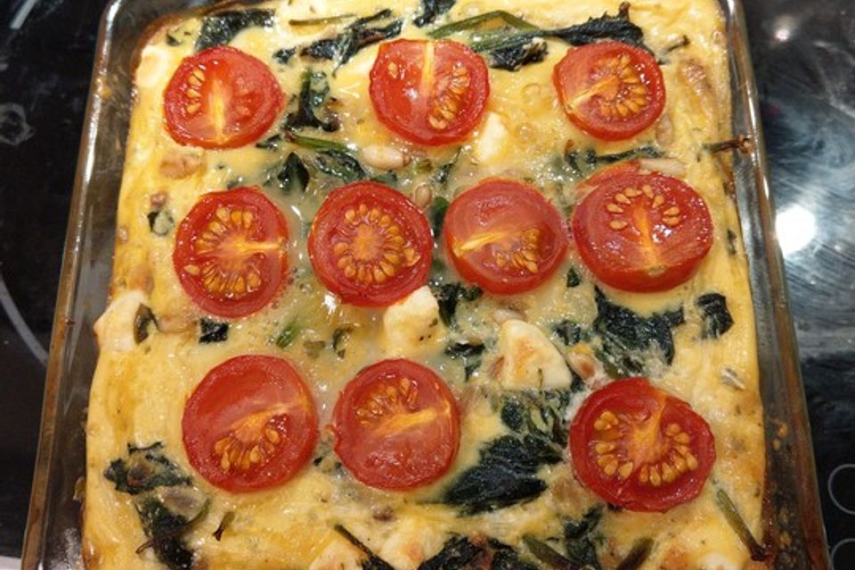 Quiche mit Spinat, Feta, Tomaten und Pinienkernen