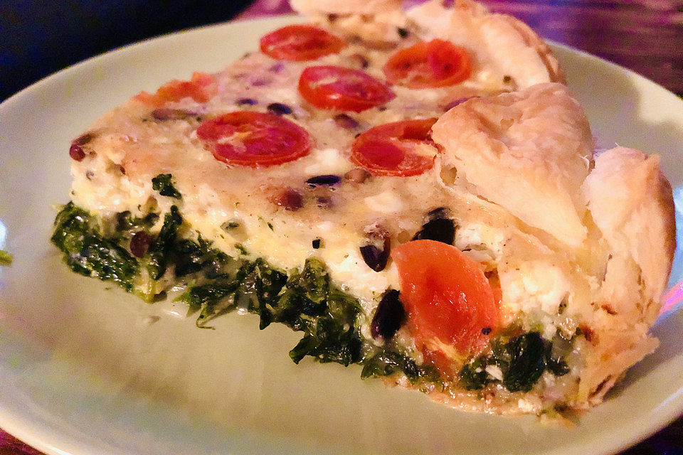 Quiche mit Spinat, Feta, Tomaten und Pinienkernen