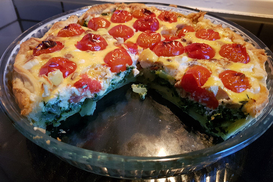 Quiche mit Spinat, Feta, Tomaten und Pinienkernen